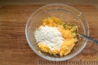 Фото приготовления рецепта: Сырный суп с сырными шариками - шаг №4