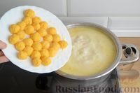 Фото приготовления рецепта: Сырный суп с сырными шариками - шаг №12