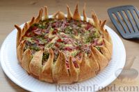 Фото к рецепту: Слоёный пирог «Цветок» с картофелем и колбасой