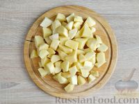 Фото приготовления рецепта: Картофель, тушенный с копчёной грудинкой - шаг №4