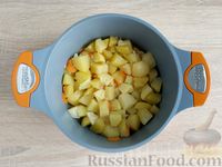 Фото приготовления рецепта: Картофель, тушенный с копчёной грудинкой - шаг №7