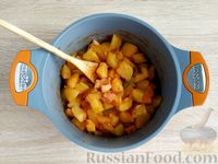 Фото приготовления рецепта: Картофель, тушенный с копчёной грудинкой - шаг №13