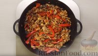 Фото приготовления рецепта: Лапша удон с курицей и овощами в соусе терияки - шаг №14