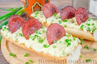 Фото к рецепту: Яичница-болтунья с плавленым сыром и колбасой, на багете