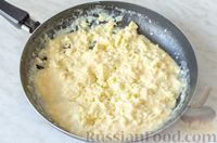 Фото приготовления рецепта: Яичница-болтунья с плавленым сыром и колбасой, на багете - шаг №8