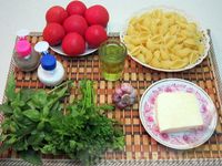 Фото приготовления рецепта: Салат с помидорами, пастой и брынзой - шаг №1