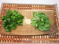 Фото приготовления рецепта: Салат с помидорами, пастой и брынзой - шаг №2