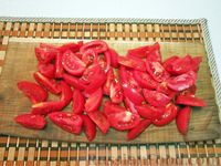 Фото приготовления рецепта: Салат с помидорами, пастой и брынзой - шаг №10