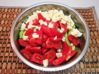 Фото приготовления рецепта: Салат с помидорами, пастой и брынзой - шаг №12