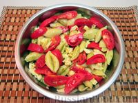 Фото приготовления рецепта: Салат с помидорами, пастой и брынзой - шаг №13