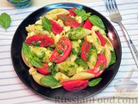Фото приготовления рецепта: Салат с помидорами, пастой и брынзой - шаг №14