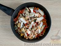 Фото приготовления рецепта: Рис с морепродуктами и овощами - шаг №9