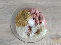 Фото приготовления рецепта: Томатный суп с фрикадельками из фарша с рисом и булгуром - шаг №2