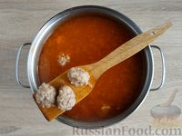 Фото приготовления рецепта: Томатный суп с фрикадельками из фарша с рисом и булгуром - шаг №11