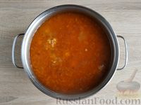 Фото приготовления рецепта: Томатный суп с фрикадельками из фарша с рисом и булгуром - шаг №13