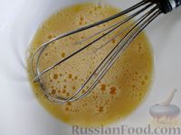 Фото приготовления рецепта: Быстрая шарлотка с корицей (на сковороде) - шаг №4