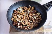 Фото приготовления рецепта: Салат с кальмарами, крабовыми палочками, шампиньонами и орехами - шаг №6