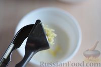 Фото приготовления рецепта: Салат с кальмарами, крабовыми палочками, шампиньонами и орехами - шаг №13