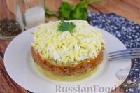 Фото приготовления рецепта: Слоёный салат с килькой в томате и солёными огурцами - шаг №15