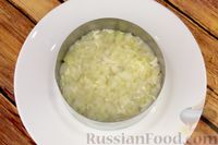 Фото приготовления рецепта: Слоёный салат с килькой в томате и солёными огурцами - шаг №10