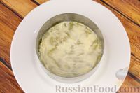 Фото приготовления рецепта: Слоёный салат с килькой в томате и солёными огурцами - шаг №9