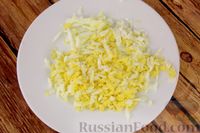 Фото приготовления рецепта: Слоёный салат с килькой в томате и солёными огурцами - шаг №5