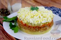 Фото к рецепту: Слоёный салат с килькой в томате и солёными огурцами