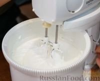 Фото приготовления рецепта: Меренговый рулет с лимонным курдом и взбитыми сливками - шаг №4