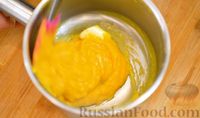 Фото приготовления рецепта: Меренговый рулет с лимонным курдом и взбитыми сливками - шаг №13