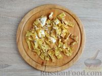 Фото приготовления рецепта: Салат с картофелем пай, маринованными огурцами, колбасой и яичными блинчиками - шаг №9