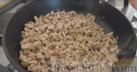 Фото приготовления рецепта: Картофельные зразы с фаршем и сыром (на сковороде-гриль) - шаг №7