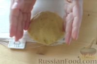 Фото приготовления рецепта: Картофельные зразы с фаршем и сыром (на сковороде-гриль) - шаг №11