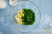 Фото приготовления рецепта: Заливной пирог с тунцом, яйцами и зелёным луком - шаг №3