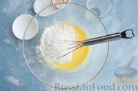 Фото приготовления рецепта: Заливной пирог с тунцом, яйцами и зелёным луком - шаг №6