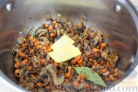 Фото приготовления рецепта: Суп с консервированной фасолью, грибами, беконом и сыром - шаг №10