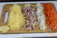 Фото приготовления рецепта: Суп с консервированной фасолью, грибами, беконом и сыром - шаг №2