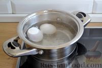 Фото приготовления рецепта: Салат с курицей, огурцами, сыром сулугуни и яйцами - шаг №3