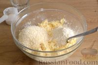 Фото приготовления рецепта: Сырники с кокосовой стружкой - шаг №3