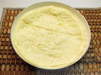 Фото приготовления рецепта: Открытый пирог из слоёного теста с луком, яйцами и сыром - шаг №8