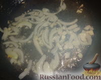 Фото приготовления рецепта: Жареная картошка с грибами маслятами и сметаной - шаг №4