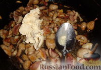 Фото приготовления рецепта: Жареная картошка с грибами маслятами и сметаной - шаг №6