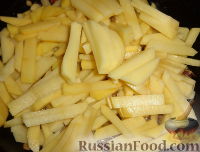 Фото приготовления рецепта: Жареная картошка с грибами маслятами и сметаной - шаг №8