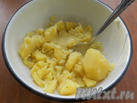 Когда картофель будет готов, вынуть его и растолочь. Влить немного бульона, перемешать и отставить картофель в сторону.