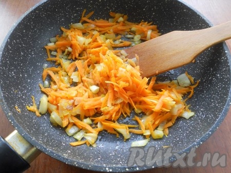 Вторую луковицу и целую морковь очистить, лук нарезать кубиками, морковь натереть на крупной терке. Обжарить овощи на растительном масле, помешивая, до мягкости.
