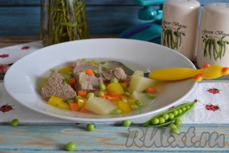 Летом в овощной суп с говядиной можно добавить молодой зеленый горошек, вкус только приумножится. А деткам будет интереснее его кушать, они станут вылавливать зеленые 