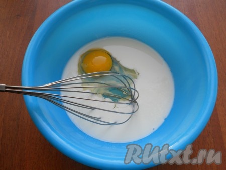 В кефир добавить соль, соду и сырое яйцо.