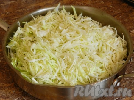 Выложить капусту в сковороду к свиным ребрышкам и колбаскам, аккуратно перемешать.

