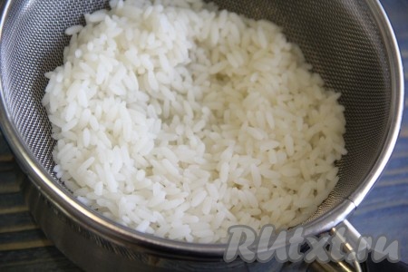 Рис сварить в подсоленной воде до готовности (в соответствии с инструкцией на упаковке), главное - не переварить! Нам нужен рассыпчатый рис, а не каша. Готовый рис откинуть на дуршлаг и дать стечь воде.
