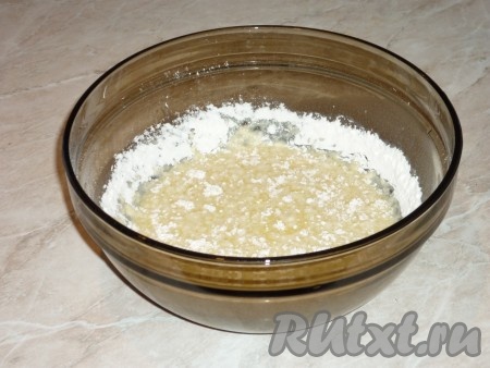 Отдельно для приготовления теста соединить растопленное и остывшее сливочное масло, сахар, соль и яйцо, перемешать. Получившуюся смесь влить в 