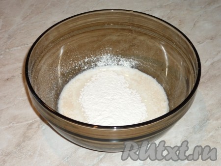 Для приготовления опары в тёплое молоко добавить дрожжи, сахар и муку, перемешать и оставить на 10 минут, чтобы дрожжи 